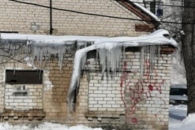Ставропольцы жалуются на опасные сосульки на крышах домов ИА Stavropol.Media
