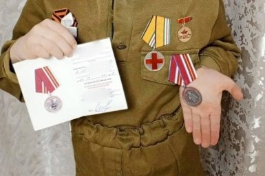 Участники СВО вручили медаль девочке из села Горнозаводского Администрация Кировского округа