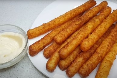 Смешиваем картофель с сыром — и поднос вкуснятины на ужин готов: аж пальцы откусят скриншот видео с youtube-канала &quotПРОШУ К СТОЛУ !&quot (12+)