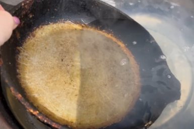 Кипятим 300 гр. - даже безнадежная сковородка чистая: смоет самый черный нагар дзен-канал &quotОна знает&quot (12+)