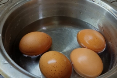 Добавили при варке яиц — скорлупа целехонькая и белок не утечет ИА StavropolMedia