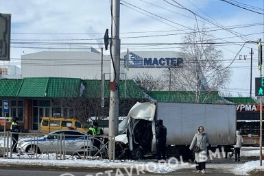 Грузовик врезался в столб возле автостанции в Ставрополе Телеграм-канал &quotНовости Ставрополя и края&quot (18+)