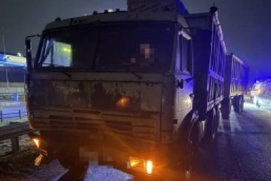 Пешеход погиб после наезда КамАЗа на припаркованный автомобиль на Ставрополье Госавтоинспекция Ставрополья
