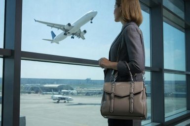 С 1 марта вводят новые правила ручной клади в самолетах: пассажиры в ярости сдают билеты ИИ Kandinsky (18+)