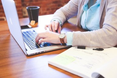 Политиков раскритиковали за некультурные посты в соцсетях pxhere.com
