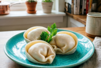 0,5 стакана холодной воды — и пельмени тают во рту, тесто не лопается: 3 ошибки, которые допускают все