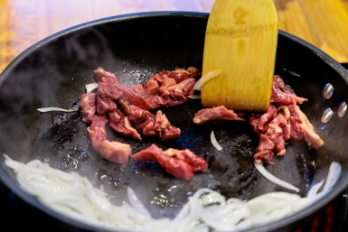 Накрыла сковороду сеткой — и плита чистая, а фартук сияет: 4 хитрости против масляных брызг