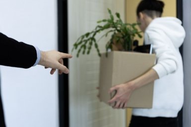 Летний шторм на рынке труда: россиян призвали готовиться к массовым сокращениям