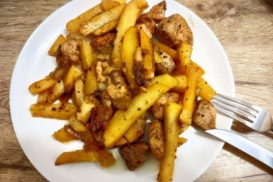 Замочила на 30 минут и обваляла в муке — и картошка хрустит, а не тушится: 5 секретов золотистой корочки