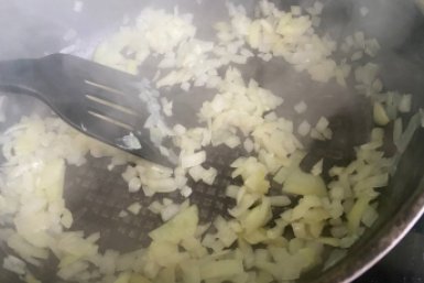 1 щепотка на сковороду — и лук сладкий, золотистый, с ореховыми нотками: ресторанный трюк, о котором молчат повара