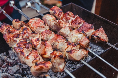 Раньше мой шашлык был сухой и невкусный, а теперь тает во рту — знакомый мясник поделился лайфхаком