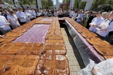 В Минводах испекли огромный пирог весом 400 кг в память о 1418 днях войны Пресс-служба Минераловодского округа