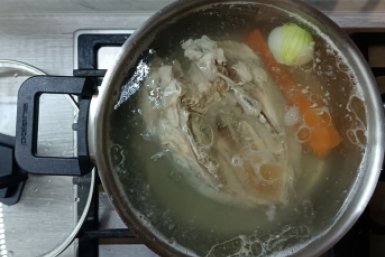Сливаю первую воду при варке бульона — шеф-повар открыл секрет: бульон прозрачный и наваристый