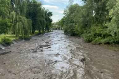 Подмыло мост и повредило газовую трубу из-за поднятия воды в реке Золке на Ставрополье соцсети Николая Новопашина