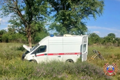 На трассе Ставрополья карета скорой помощи улетела в кювет, двое пострадали Госавтоинспекция Ставрополья