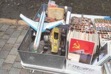 От игрушек СССР до полароида: атмосфера блошиного рынка в Центральном парке Ставрополя