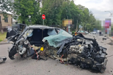 BMW в хлам, пассажир погиб: иномарка влетела в бетонное ограждение в Пятигорске ГАИ СК