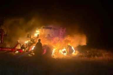 Вспыхнул во время движения: трактор загорелся ночью посреди поля на Ставрополье пресс-служба ПАСС СК