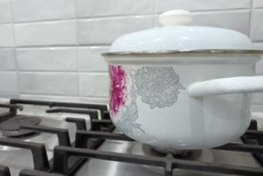 Как с картинки: простой и эффективный способ вернуть кастрюлям блеск без химии — народный способ