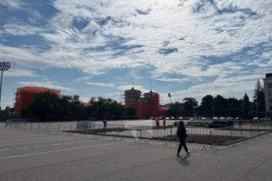 Раньше обычного начали монтаж ледового катка на площади Ленина в Ставрополе