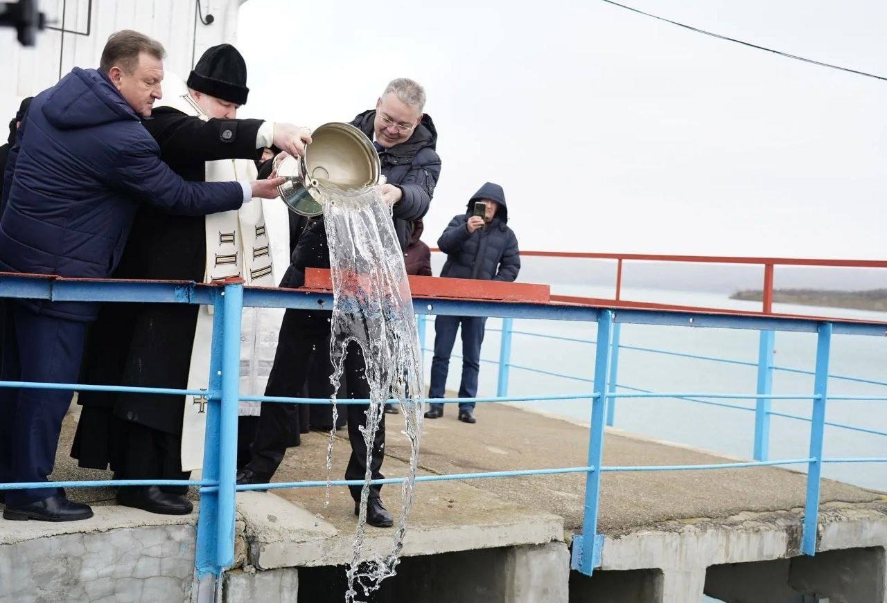 Митрополит Кирилл освятил воду на Сенгилеевском водохранилище возле Ставрополя
