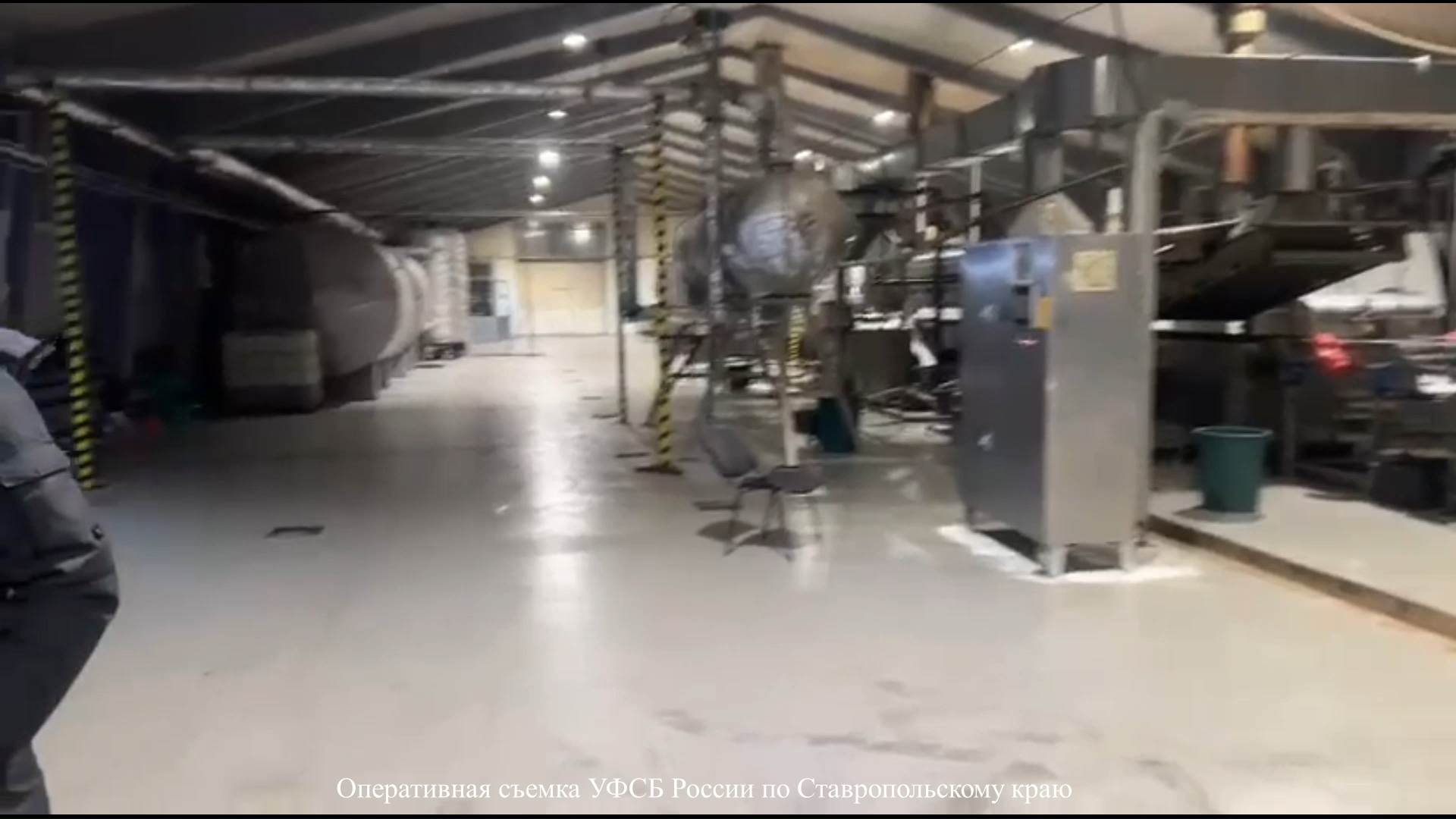 Появилось видео из подпольного цеха, где готовили чипсы и лапшу на Ставрополье