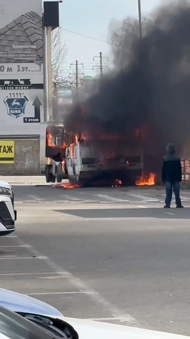 Автобус загорелся на парковке возле магазина в Ставрополе