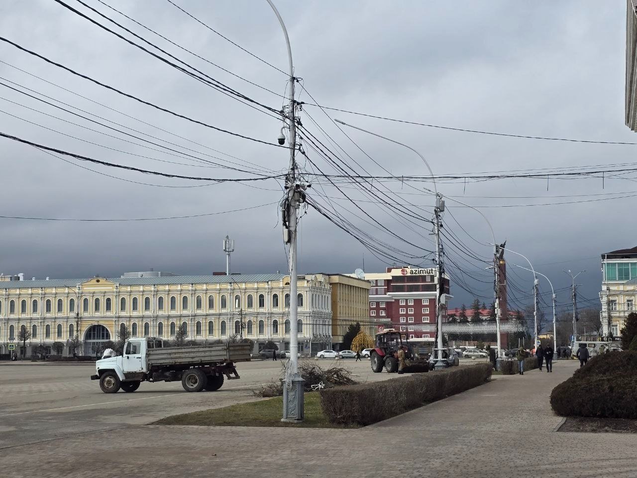 В мэрии объяснили, зачем спилили деревья на площади Ленина в Ставрополе