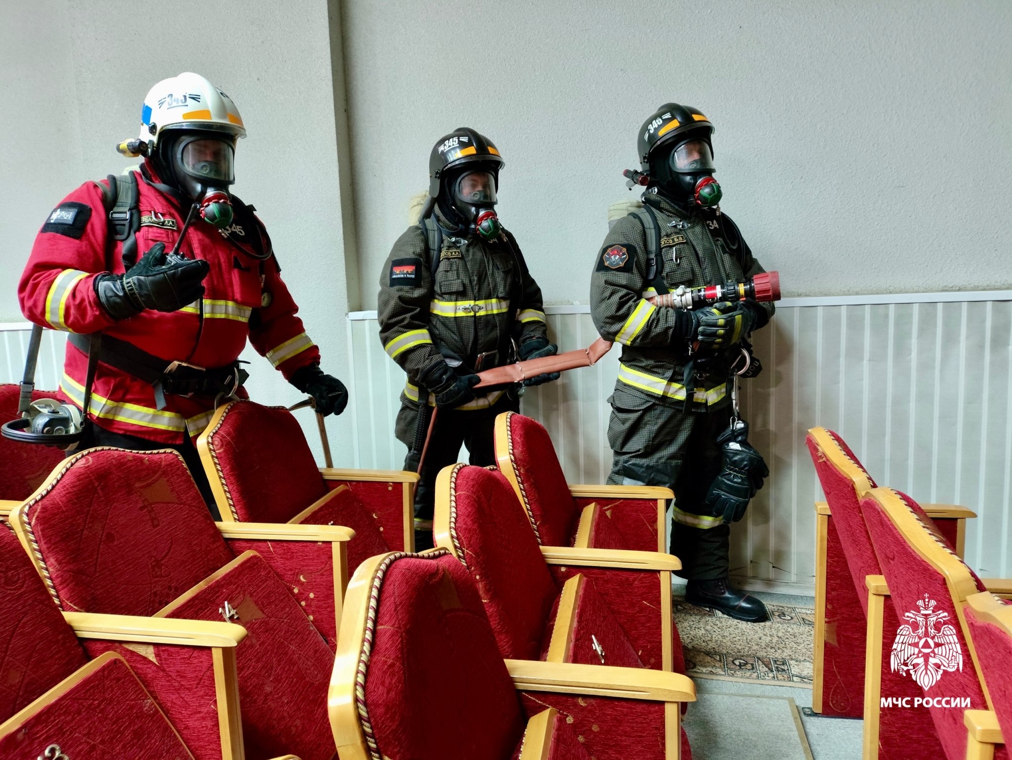 "Пострадавших" вывели из Дома культуры во время учебного пожара в Невинномысске
