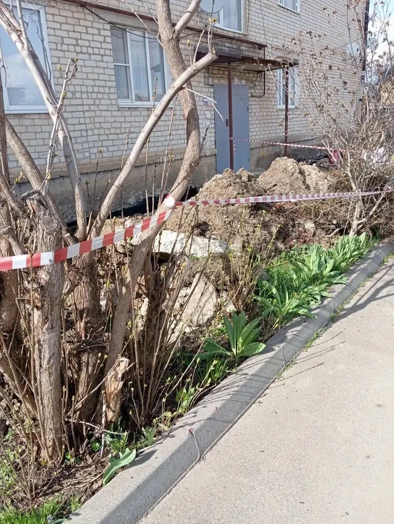 На опасный ров у дома после капремонта жалуются жители Михайловска