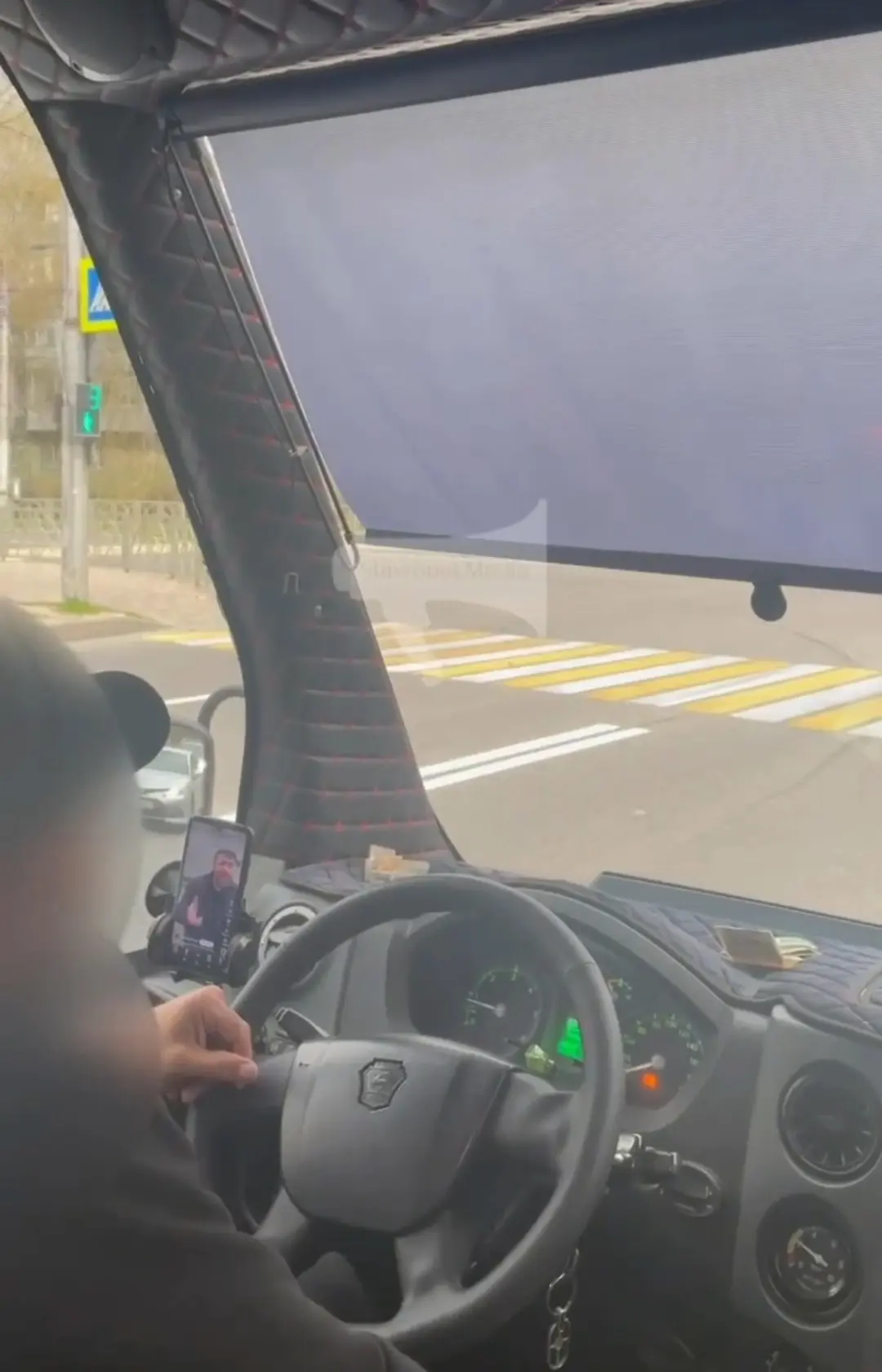На водителя маршрутки, смотревшего видео за рулем, пожаловался ставрополец
