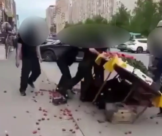 В Ставрополе задержали четырёх мужчин, которые разнесли торговую палатку Скриншот видео из соцсетей
