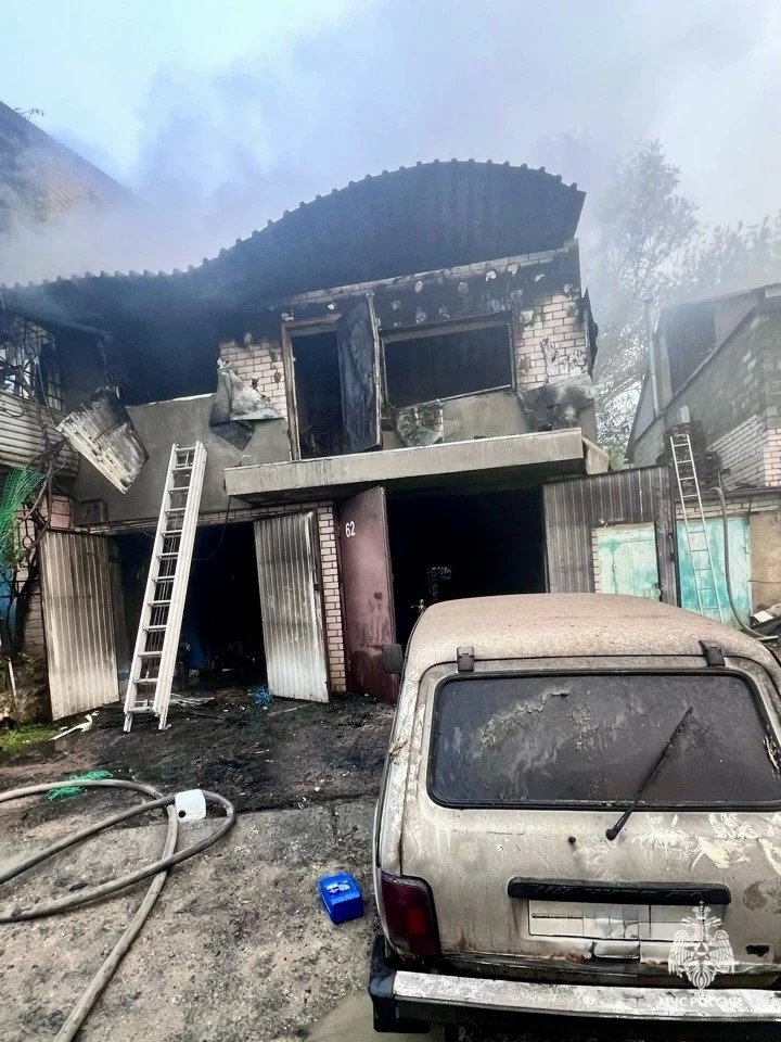 В Ставрополе ночью в гаражах на Гризодубовой сгорели три автомобиля и мотоциклы пресс-служба ГУ МЧС Ставрополья