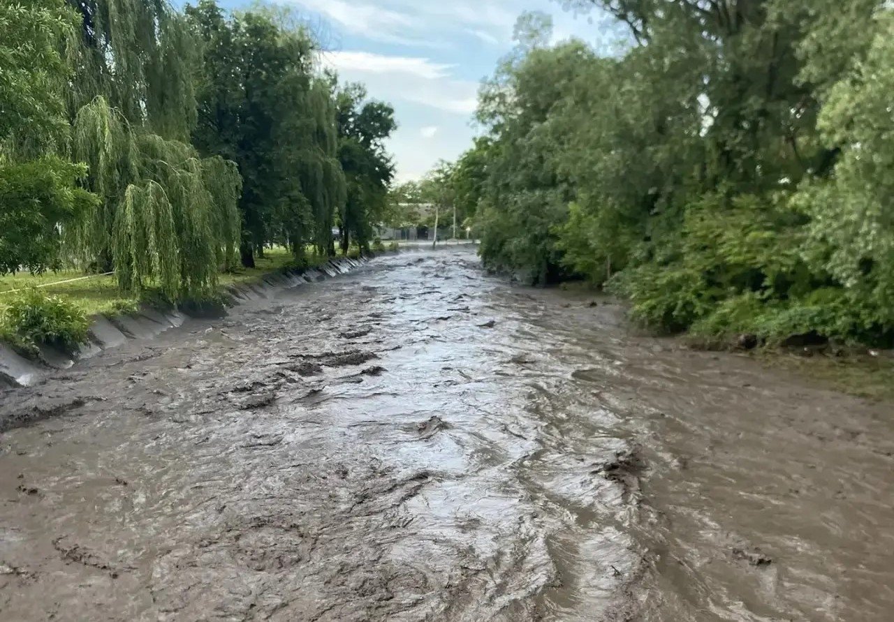 Подмыло мост и повредило газовую трубу из-за поднятия воды в реке Золке на Ставрополье соцсети Николая Новопашина