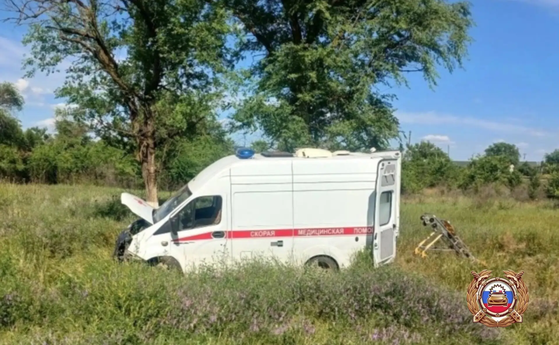 На трассе Ставрополья карета скорой помощи улетела в кювет, двое пострадали Госавтоинспекция Ставрополья