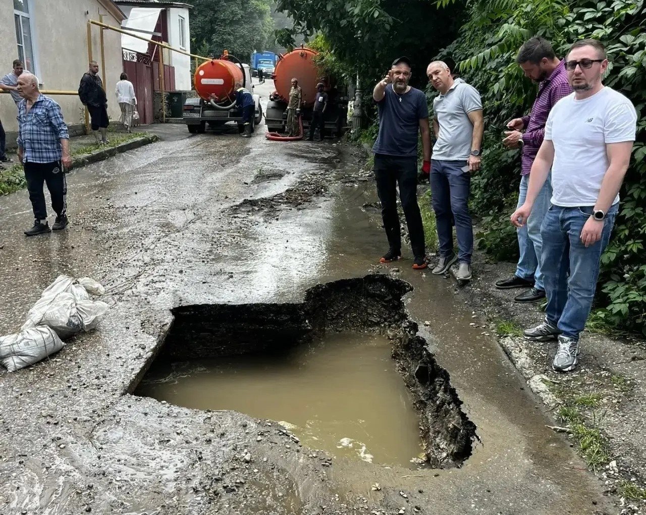 Рухнул кусок асфальта и закрыли Нарзанную галерею из-за аварии на коллекторе в Кисловодске соцсети Евгения Моисеева