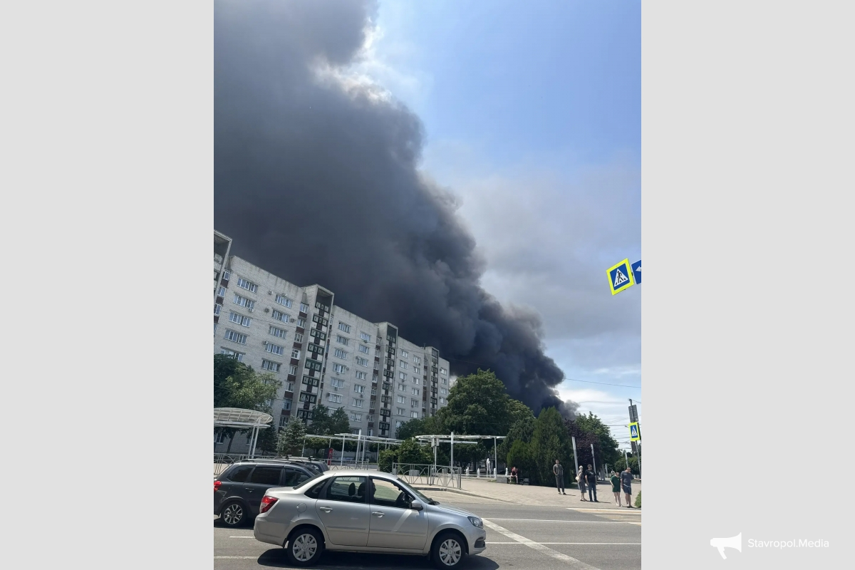 Людей призывают не приближаться к сильному пожару на складе в Ставрополе очевидцы