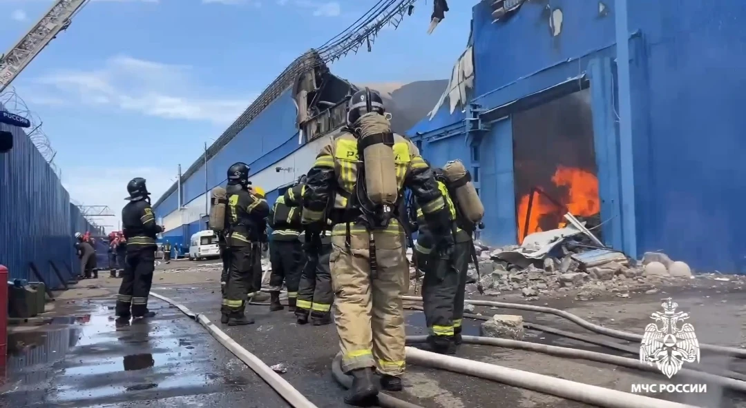 Вертолет Ми-8 привлекли для тушения пожара на складе на Кулакова в Ставрополе МЧС СК