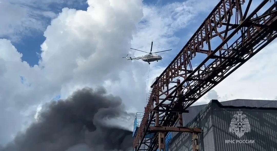 Вертолетом Ми-8 продолжают тушить пожар на пр. Кулакова в Ставрополе Скриншот видео МЧС СК