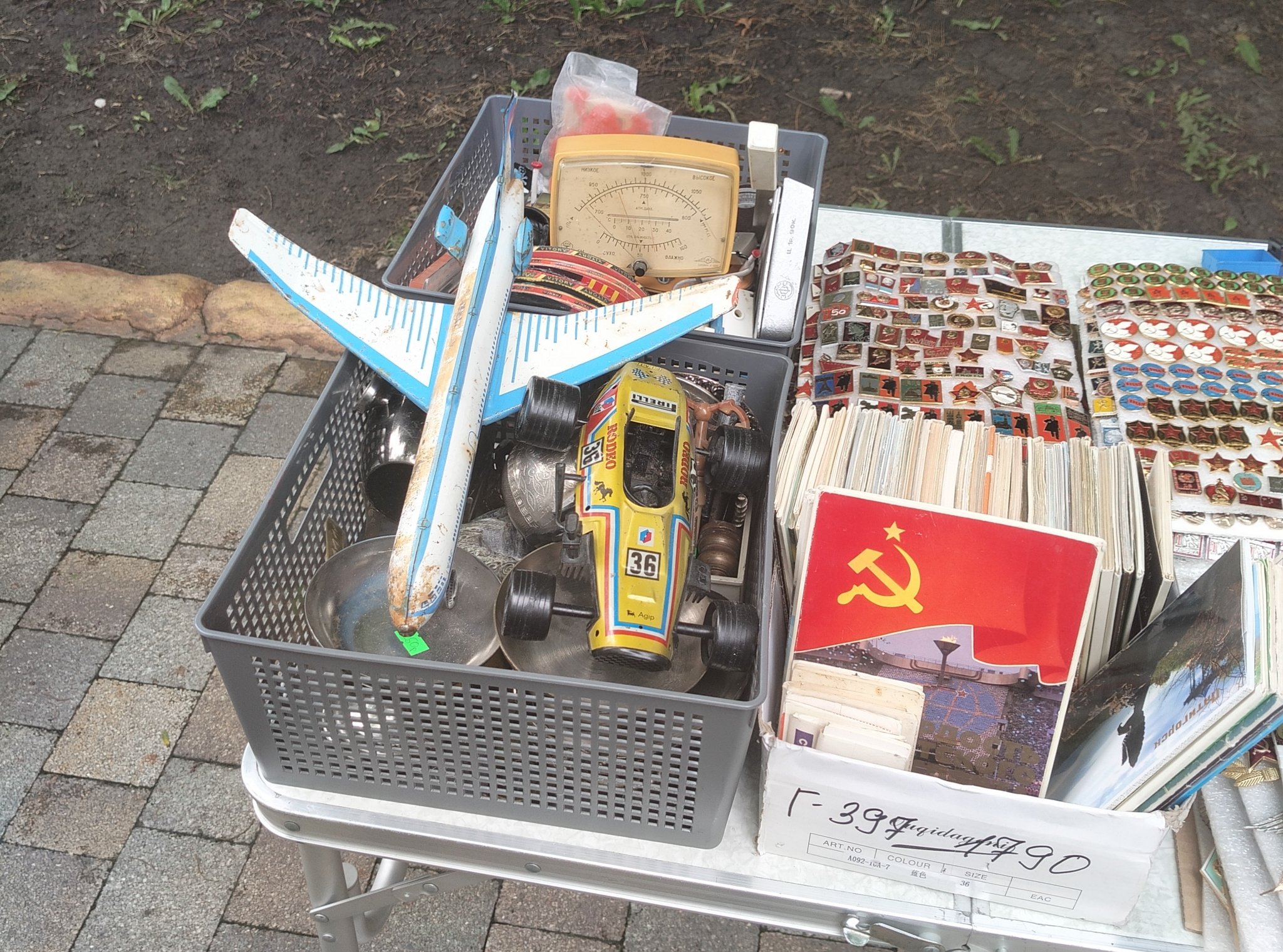От игрушек СССР до полароида: атмосфера блошиного рынка в Центральном парке Ставрополя