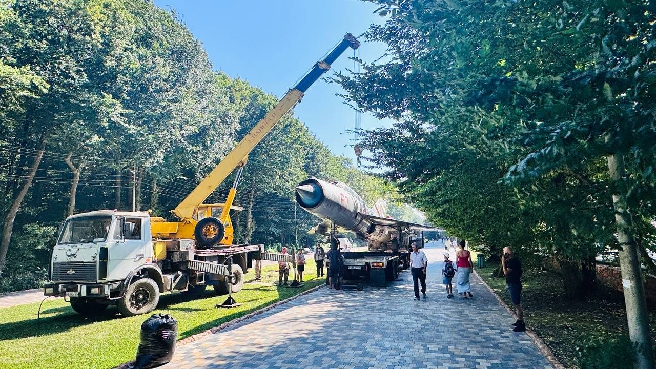 Самолёт МиГ-21 в парке Победы Ставрополя переехал на новое место Пресс-служба ставропольских парков