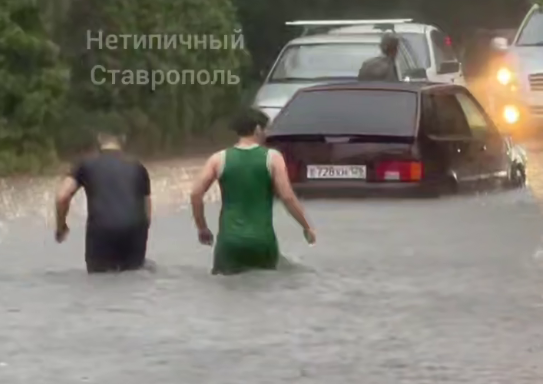 Юг города ушёл под воду: что натворил ливень в Ставрополе вечером 9 августа Телеграм-канал &quotНетипичный Ставрополь&quot (18+)