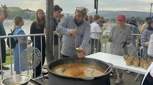 Более 500 порций царской ухи раздали на фестивале воды в Кисловодске Администрация Кисловодска