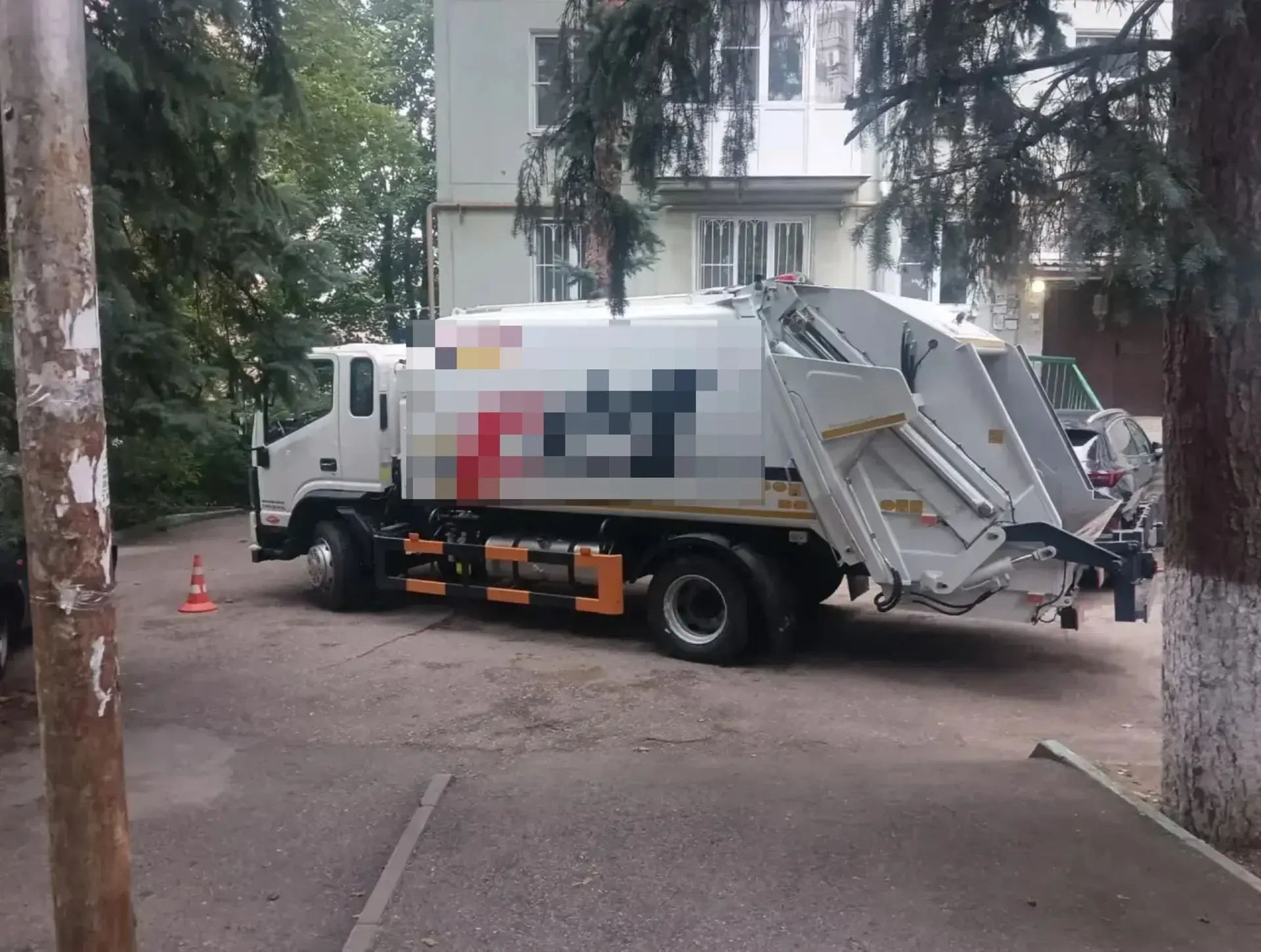 Водитель мусоровоза насмерть сбил мужчину во дворе жилого дома в Кисловодске Госавтоинспекция Ставрополья