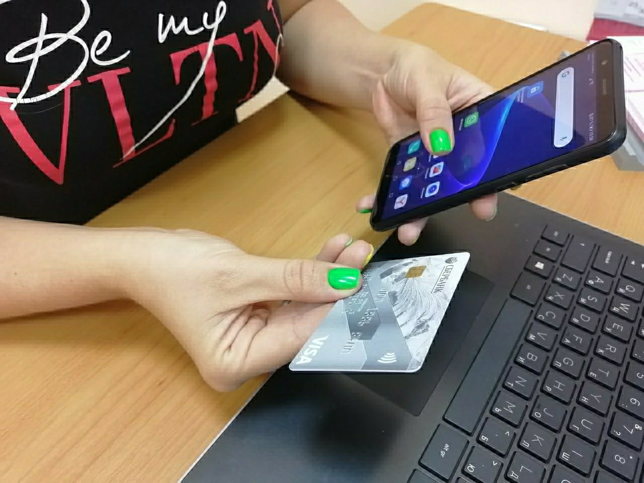 Сама Аронова регулярно предупреждает о мошенничестве в интервью ИА ЕАОMedia
