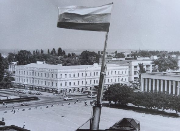 Государственный флаг России над зданием Дома Советов в Ставрополе, 1991 год
